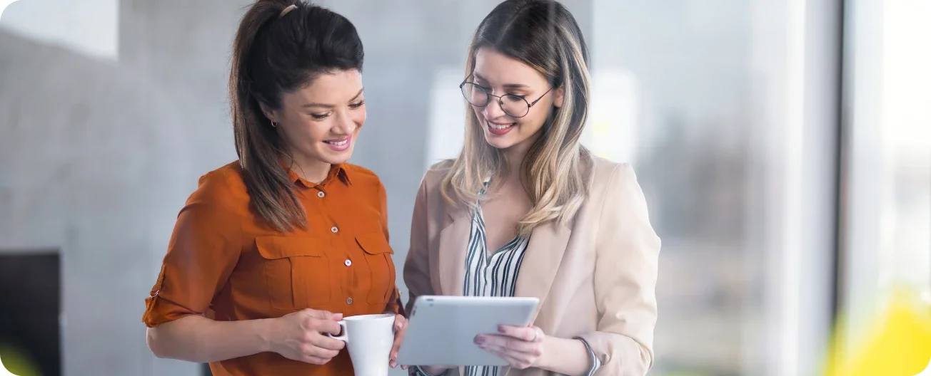 Dos mujeres revisando un ipad