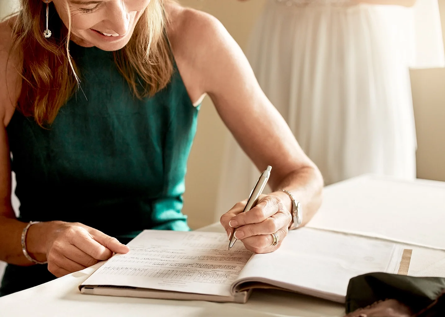 mujer escribiendo en una libreta
